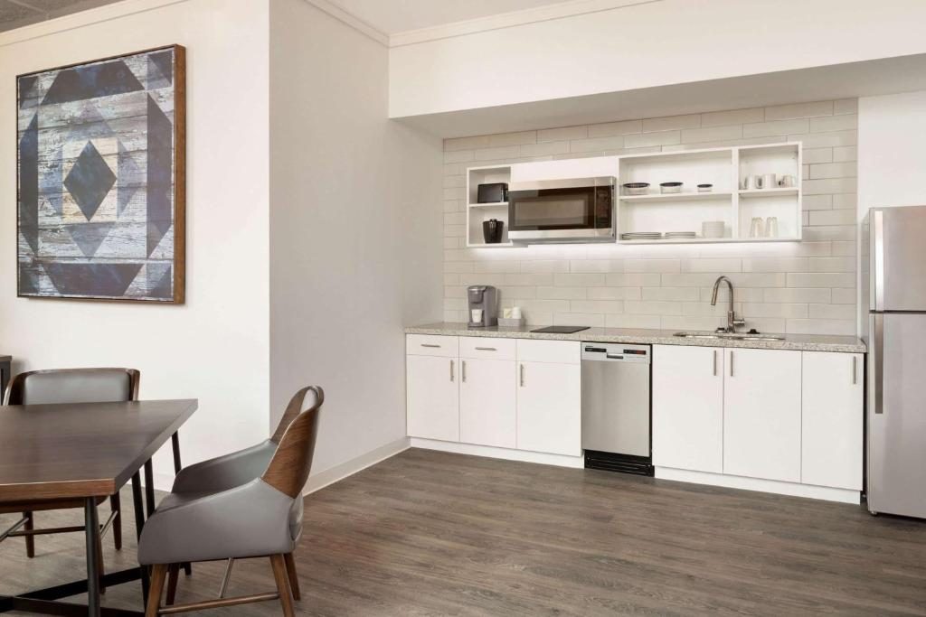 A classroom suite at the Leavenworth Local with a full kitchenette and dining table
